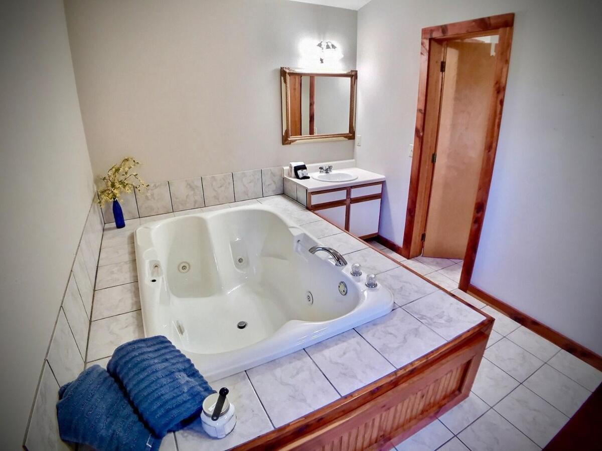Cedar Creek Cabins ユリーカ・スプリングス エクステリア 写真